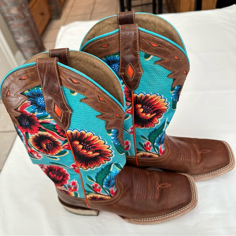 Ariat Floral Leather Western Cowboy Boot. Women size 8.5.